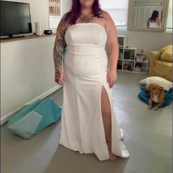 Strapless, floor-length wedding dress with train. - Picture 3 of 3